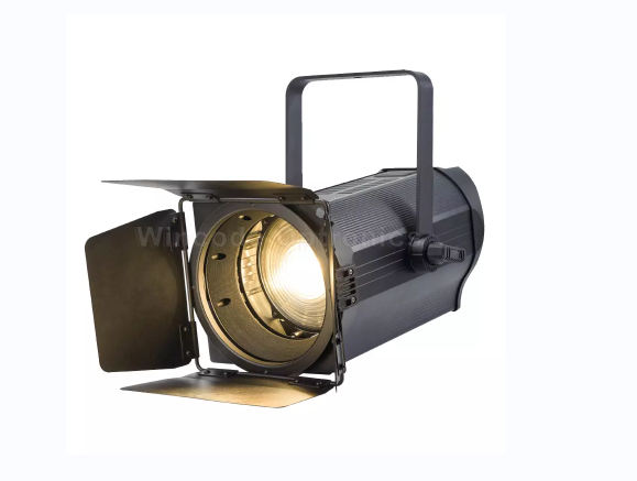 هل هناك أي نصائح لاستخدام مصباح كشاف LED Fresnel؟